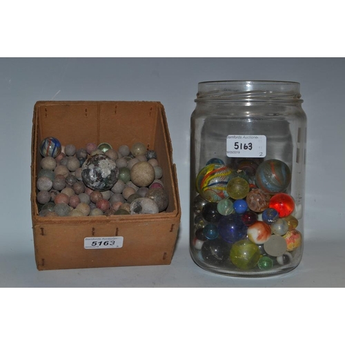 5163 - Marbles - glass and clay, 19th century and later, quantity