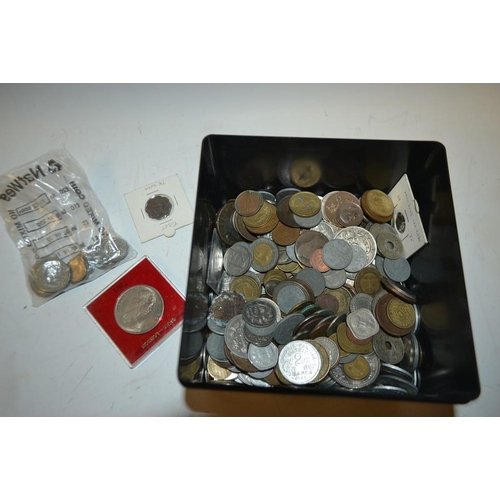 5226 - Coins - International coinage, including Danish, Maldive Islands; etc; 19th century and later