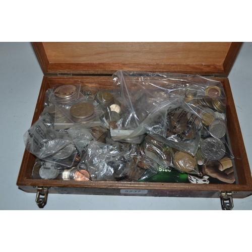 5237 - Coins - a collection of circulated UK and foreign base metal coins, mostly 20th century, including 2... 