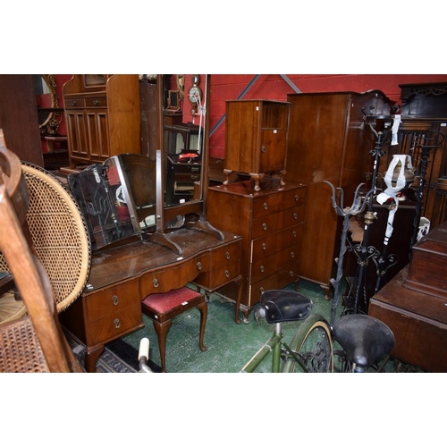 625 - A 20th century bedroom suite comprising double wardrobe, bearing label for Hunters, Derby, chest of ... 