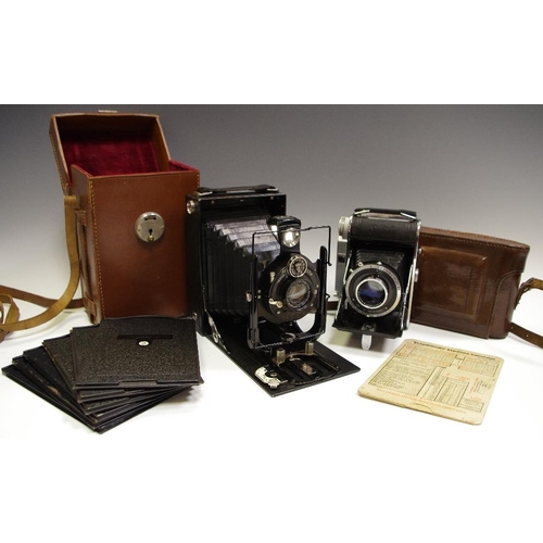 68 - A Voigtlander IBSOR D.R.P Fold out bellows camera, six film holders, original Voigtlander Exposure C... 