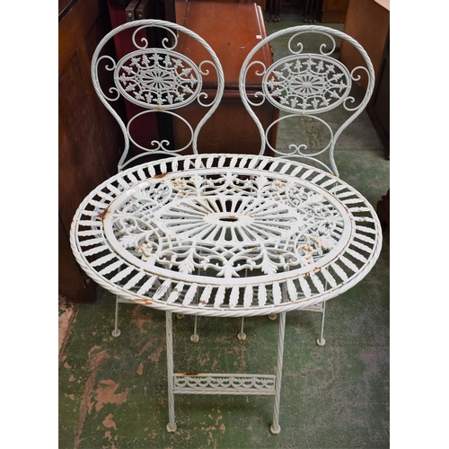 451 - A contemporary cast metal garden table; a pair of conforming chairs (3)