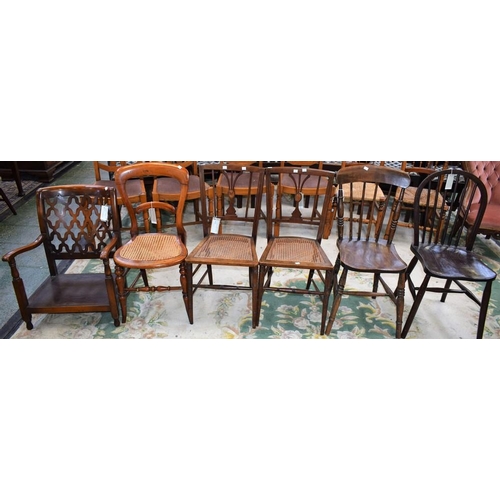 461 - A pair of early 20th century mahogany side chairs, the shaped splat inlaid with oval batwing paterae... 