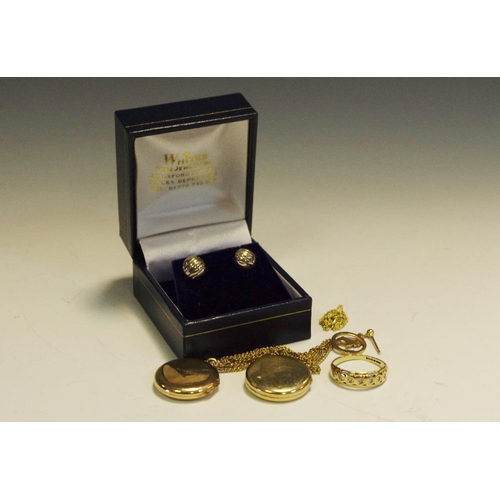 283 - A 9ct gold and stone chip ring; a 9ct gold chain; gold plated chain and lockets etc.