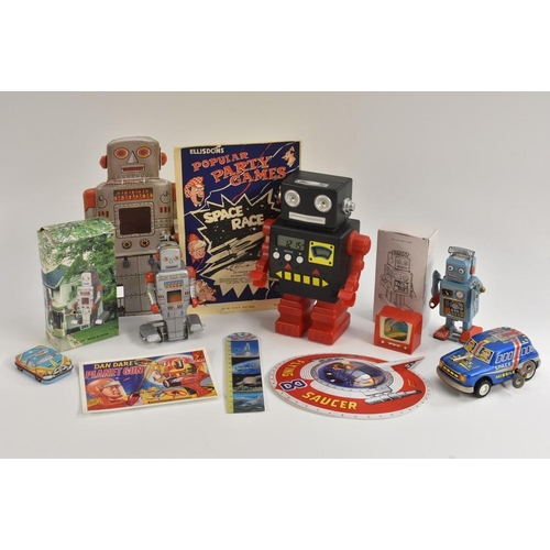 34 - Robots - a Robot MS 372, made in China, boxed; a Robot MS294, made in China, boxed; a tin plate wind... 