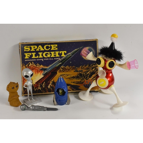 35 - Alien salt and pepper, ceramic; Space Flight Game, made by Codeg, in original box; model of Grey Ali... 