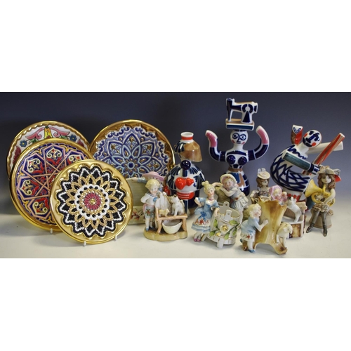 83A - Decorative ceramics - 3 Sargadelos novelty figures, continental figure/groups, etc