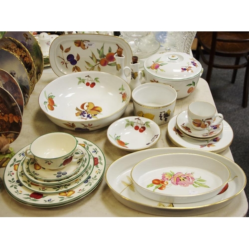 98 - A Royal Worcester Evesham pattern dinner service, including salad bowl 32cms, souffle dish, serving ... 