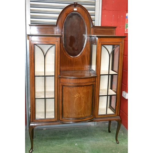 1588 - An Edwardian mahogany and marquetry display cabinet, the arched back centred by an oval bevelled loo... 