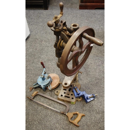 169 - A vintage hand wound pillar drill; a hand wound bench grinder; a Record No.140 mitre clamp; a hacksa... 