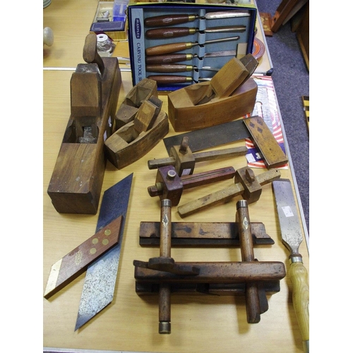 170 - A vintage beech and brass plough plane; a Marple M60A wood carving set, boxed (unused); a Marples do... 