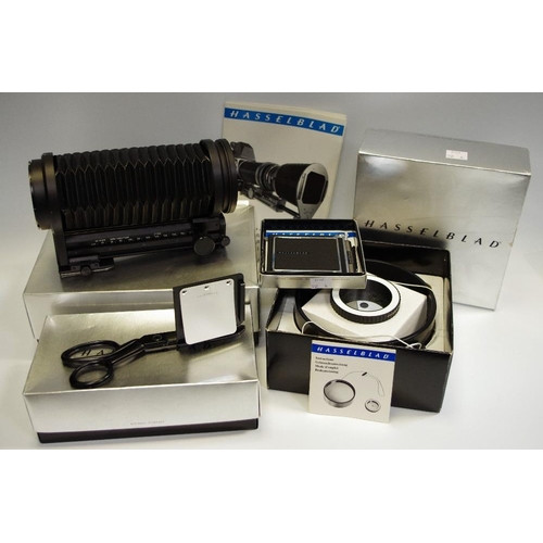 63 - Photography - Hasselblad accessories - an automatic bellows extension 40517 (boxed); a linear mirror... 