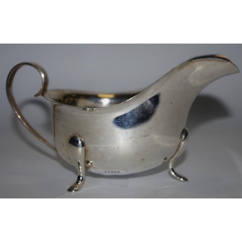 208 - An Elizabeth II silver sauce boat 158.3g gross