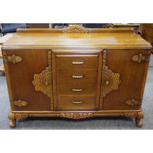 103 - An oak 1930/40's dining room suite comprising sideboard, shaped gallery, four drawers flanked by cup... 