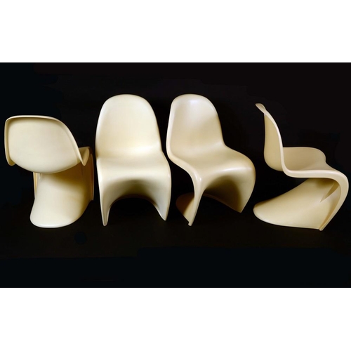 1213 - Modern Design - a set of four injection moulded plastic Luran-S chairs, after Verner Panton, 81cm hi... 