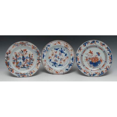 307 - A Chinese circular plate, decorated in the Imari palette with stylised flowers and foliage, 22.5cm d... 