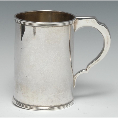 507 - A George III silver cylindrical mug, quite plain, reeded borders, shaped handle, Robert Garrard I, L... 