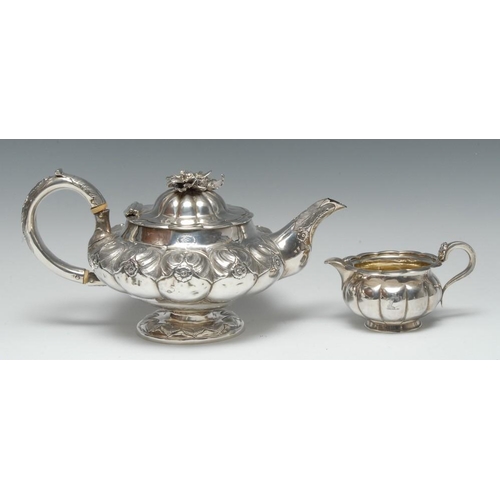 688 - A George IV silver lobed melon shaped teapot and cover, embossed with flowerhead and leaves, domed c... 