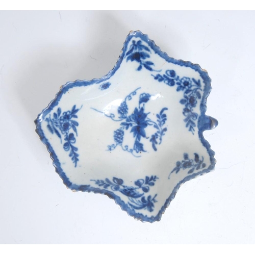 73 - A Worcester Pickle Leaf Vine pattern small leaf tray, serrated blue feather edging, 9cm wide, single... 