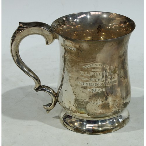 513 - A George V hallmarked silver vase, Sheffield 1923, 169g; an Elizabeth II hallmarked silver mug with ... 