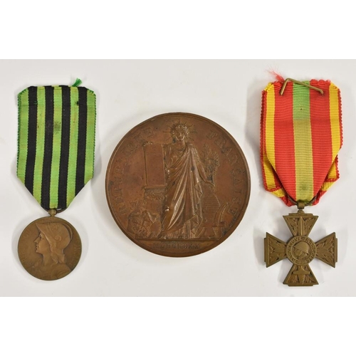 3624 - Medals, France, a Croix du Combattant Volontaire 1939-45, an 1870-71 Franco-Prussian War Service Med... 