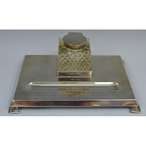 77 - A 20th century silver rectangular standish, with square strawberry cut well, hinged cover, the stand... 