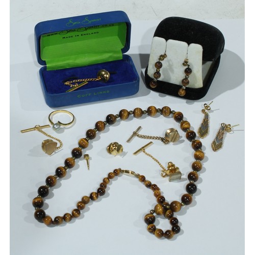 545 - A tiger's eye single strand of polished graduated beads, a pair of droplet earrings en suite; a pair... 