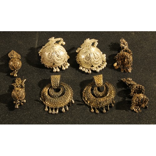 552 - Jewellery - a pair of ornate white metal filigree earrings; other similar (4)