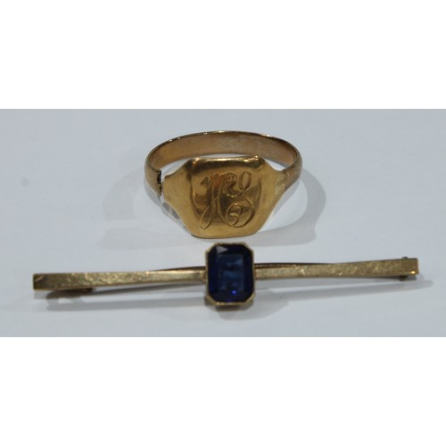 585 - A 9ct gold signet ring, 4.6g, unmarked, altered, cut through, a 9ct gold bar brooch, set with a sing... 