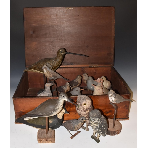 3060 - A collection of  Folk Art softwood and composition decoy birds, various owls, game and water birds, ... 