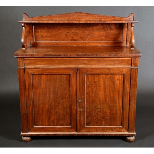 1586 - A George IV mahogany chiffoniere, the rectangular superstructure flanked by S scroll brackets, proje... 