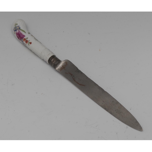 234 - A Meissen dessert knife, the haft painted with colourful summer flowers, steel blade, c.1790