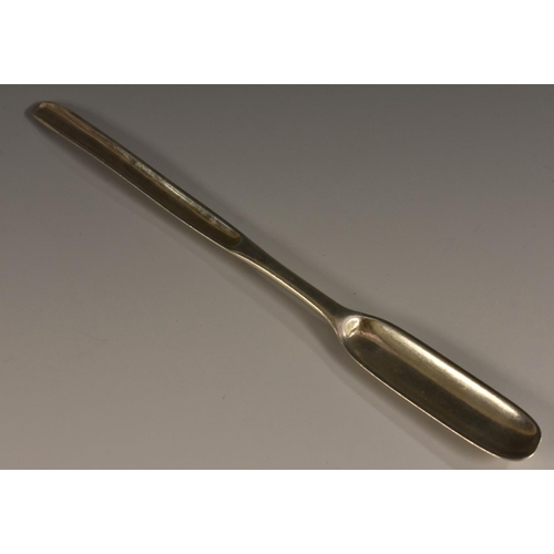 28 - A Queen Anne Marrow scoop, of typical form, 20.5cm long, London 1707