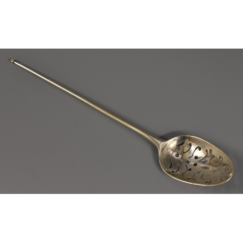 34 - An 18th century silver mote spoon, pierced bowl, pointed terminal, 14.5cm long, maker's mark IL, c.1... 