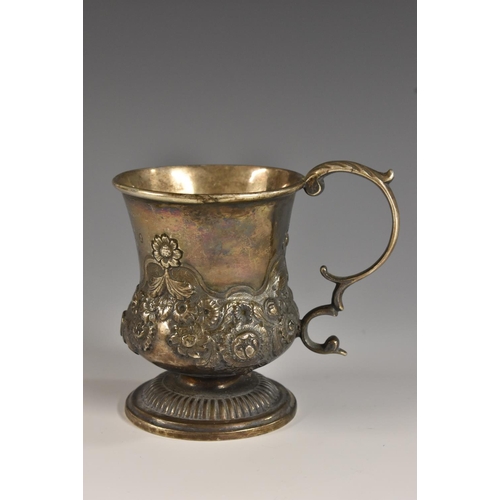 37 - A George IV silver campagna child's mug, chased with flowers and scrolling leaves, acanthus capped d... 