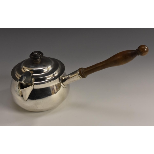 69 - A George III Irish silver brandy saucepan and cover, knop finial, hinged cap to spout, turned fruitw... 