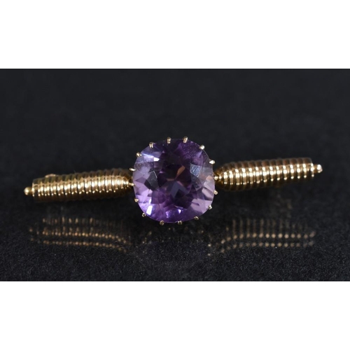 3154 - An amethyst bar brooch, round cut pale purple/pink amethyst approx 13 x 10mm, mounted upon a yellow ... 