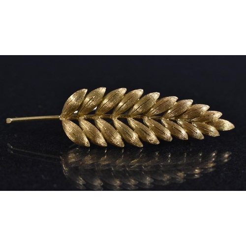 3206 - An Italian 18k gold Fern frond brooch, slight arching body of nine pairs of graduating leaves with s... 