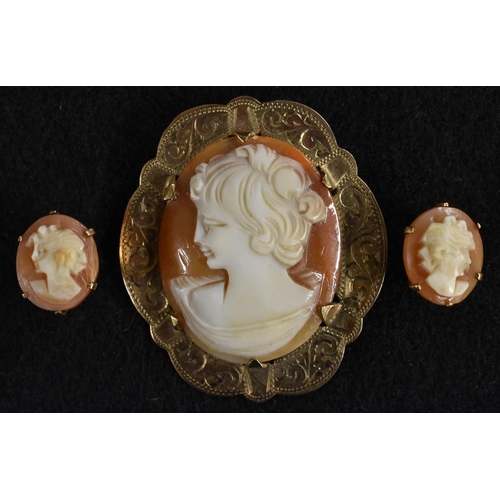 3222 - A 9ct gold mounted oval shell carved cameo brooch, Maiden, Birmingham 1971, 6.4g gross;  a pair of s... 