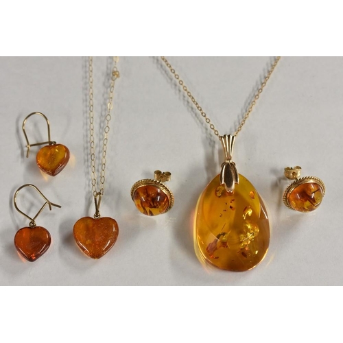 3230 - Jewellery - a freeform amber pendant with 9ct gold mount and chain, a pair of circular earrings en s... 