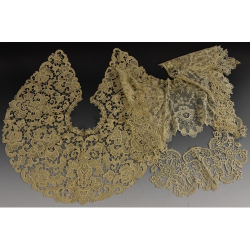 3444 - A quantity of late 19th Century lace collars