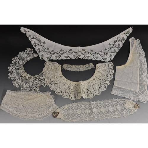 3445 - A quantity of lace collars, c 1900