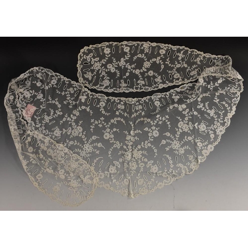 3446 - A large late 19th Century collar, white lace