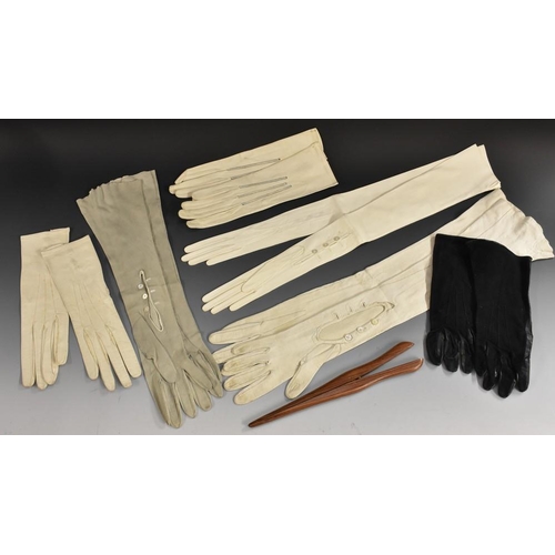 3455 - A quantity of ladies' kid leather gloves, shor, elbow and longer length, mainly white, off-white; a ... 