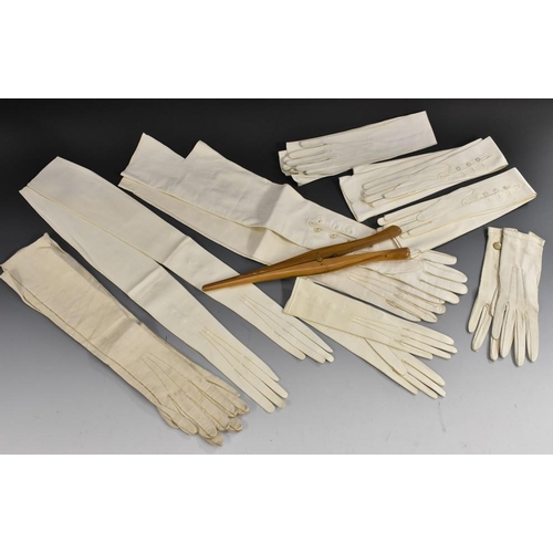 3476 - A quantity of ladies' kid leather gloves, short, elbow and longer length, mainly white, off-white; a... 