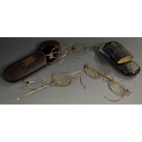 5151 - A pair of early 19th century yellow metal spectacles, probably gold, arched bridge, terminating in l... 