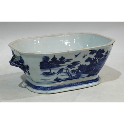 84 - An 18th century Chinese under glazed Willow pattern tureen base