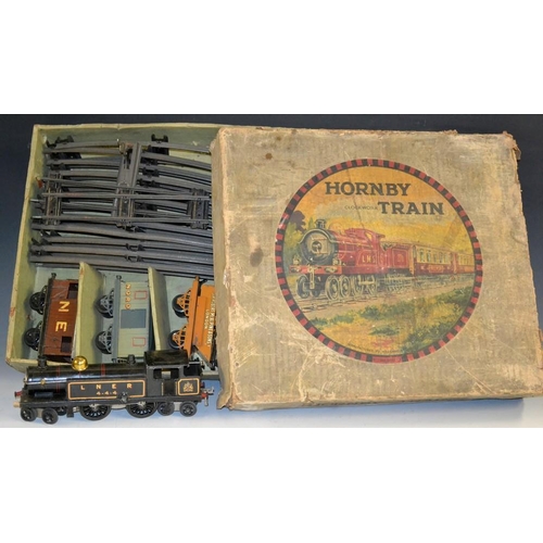 5110 - A Hornby O gauge clockwork train set comprising LNER 4-4-4- locomotive, black livery, red an gilt de... 