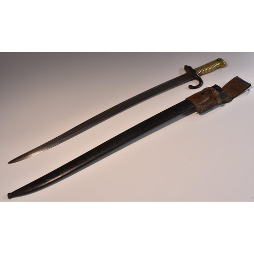 3727 - A French chassepot bayonet, 57.5cm serpentine fullered blade, curved quillon, ribbed brass grip, ste... 