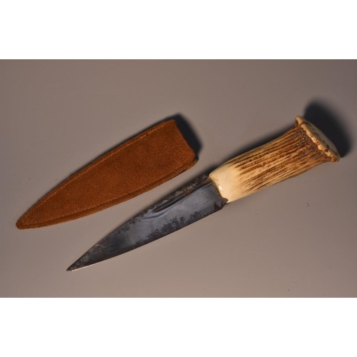 3743 - A Scottish sgian dubh, by G.B. Wilson, Pitlochry, 9cm blade, stag antler haft, leather scabbard, 17.... 